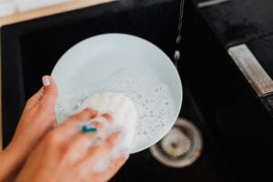 Read more about the article [Bật mí bí quyết] Cách rửa bát nhanh, sạch và an toàn nhất