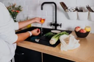 Read more about the article Chậu rửa bát nên dùng inox hay chậu đá thì tốt hơn